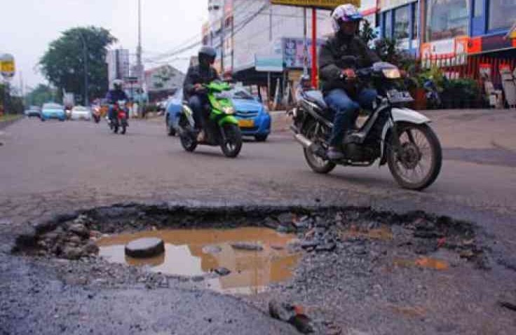 Tips Aman Berkendara di Jalan Yang Berlubang