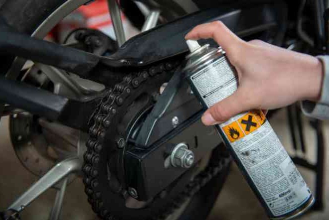 Begini Panduan Membersihkan Rantai Motor Yang Benar