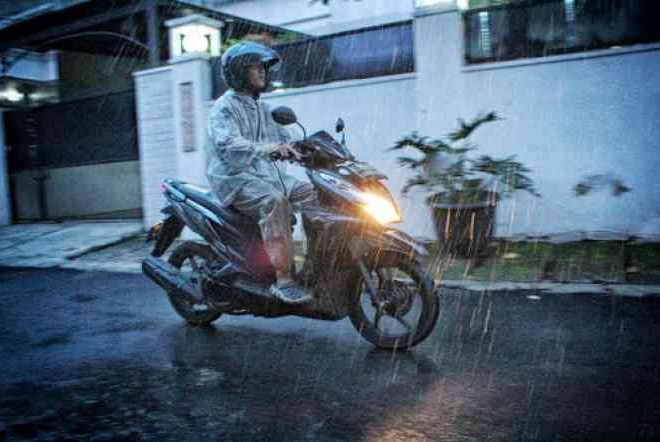 Perlengkapan Yang wajib Ada Saat Berkendara Musim Hujan