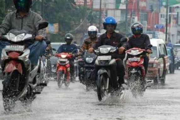 Sudah Mulai Musim Hujan, Begini Cara Mengatasi Mika Lampu Motor Berembun