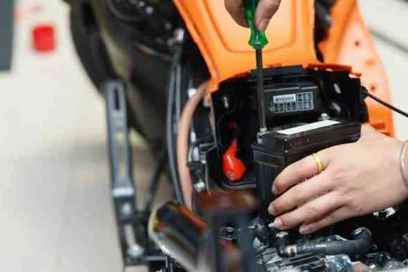 Tips Cara Merawat Aki Kering Pada Motor Supaya Awet