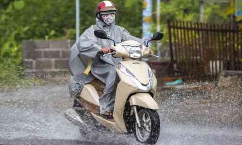 Perlengkapan Riding Wajib Dimiliki Saat Musim Hujan