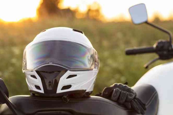 Jangan Biarkan Helm Bau Apek, Begini Cara Bersihin Helm Sendiri