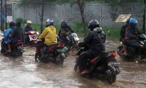 Terobos Banjir Pakai Motor Matic Tetap Aman, Begini Aturannya