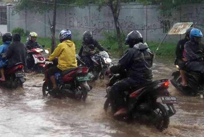 Terobos Banjir Pakai Motor Matic Tetap Aman, Begini Aturannya