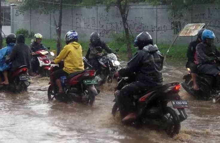 Terobos Banjir Pakai Motor Matic Tetap Aman, Begini Aturannya