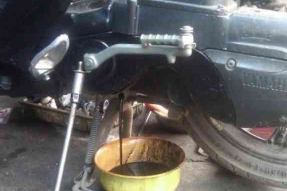Cara Mudah Mendeteksi Oli Kemasukan Air