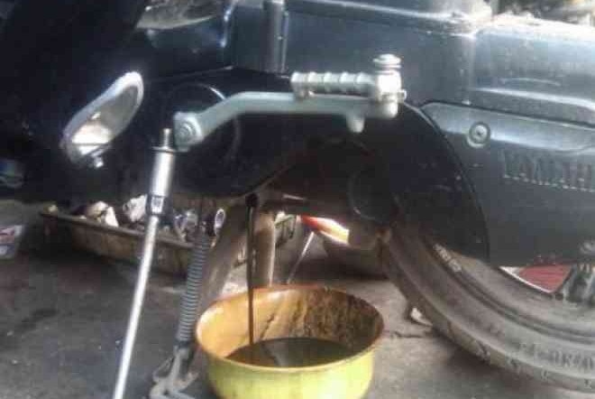 Cara Mudah Mendeteksi Oli Kemasukan Air