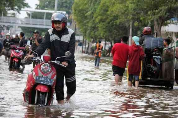 Begini Cara Mengatasi Motor Mogok Usai Terobos Banjir