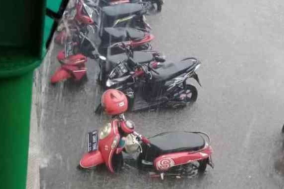 Ini Alasan Motor Terendam Banjir Wajib Ganti Oli