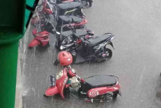 Ini Alasan Motor Terendam Banjir Wajib Ganti Oli
