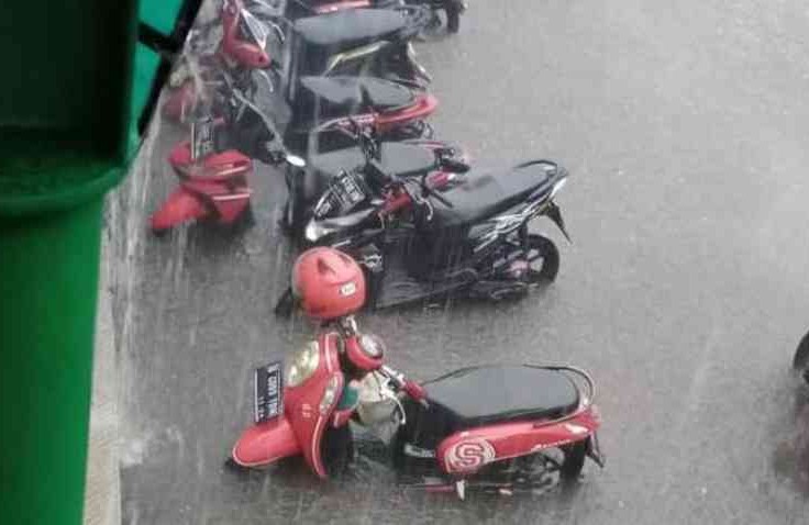 Ini Alasan Motor Terendam Banjir Wajib Ganti Oli
