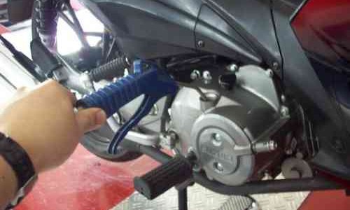 Apa Dampak Ganti Oli Mesin Motor Disemprot Angin Kompresor