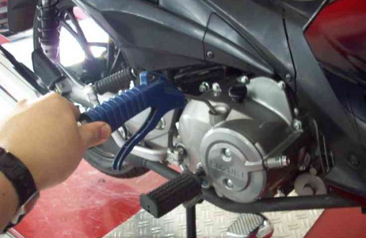 Apa Dampak Ganti Oli Mesin Motor Disemprot Angin Kompresor
