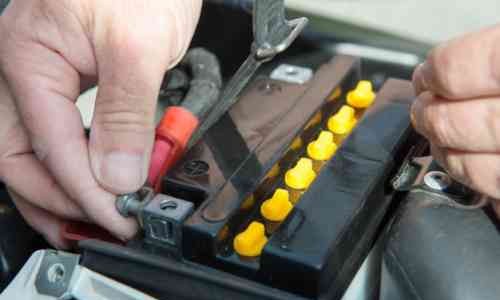 Ketahui Penyebab dan Cara Membersihkan Aki Yang Berjamur