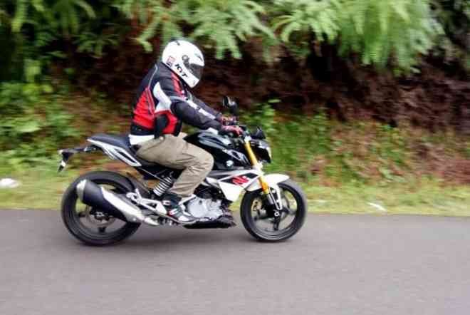 Daftar Perlengkapan yang Wajib Dipakai Saat Mengendarai Motor