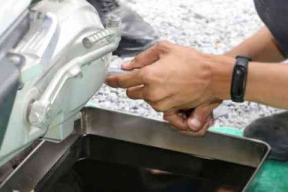 Kenali Penyebab Oli Mesin Motor Cepat Habis