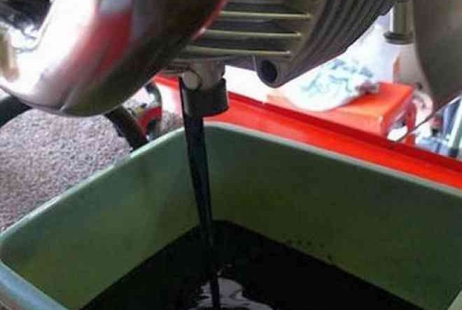 Berikut ini Tanda Jika Oli Mesin Motor Sudah Waktunya Ganti