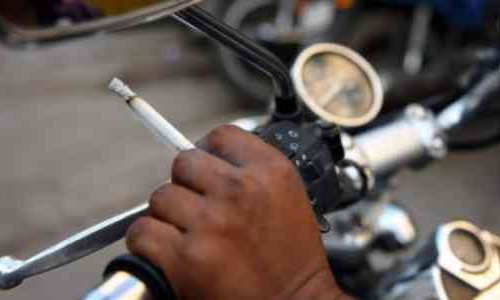 Ancaman Hukuman Bagi yang Masih Nekat Berkendara Sambil Meroko