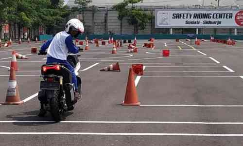 Ini Manfaat Harus Menoleh ke Belakang Sebelum Memulai Berkendara