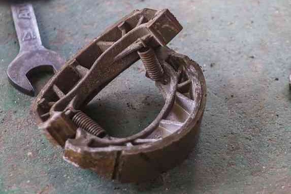 Berikut ini Tanda Jika Kampas Rem Motor Harus Diganti