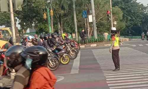 Cara Boncengan Supaya Aman dan Nayaman Saat Touring Bersama Pasangan Kamu