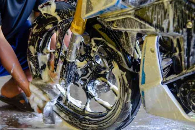 Cara Mencuci Motor yang Aman di Rumah, Buat Hilangin Penat Karena PPKM Darurat
