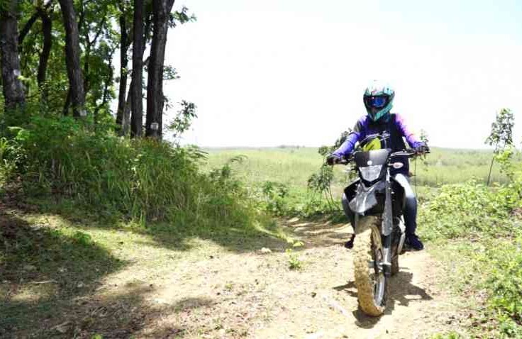 Teknik atau Cara Mengendarai Motor di Jalan Berkerikil Supaya Aman