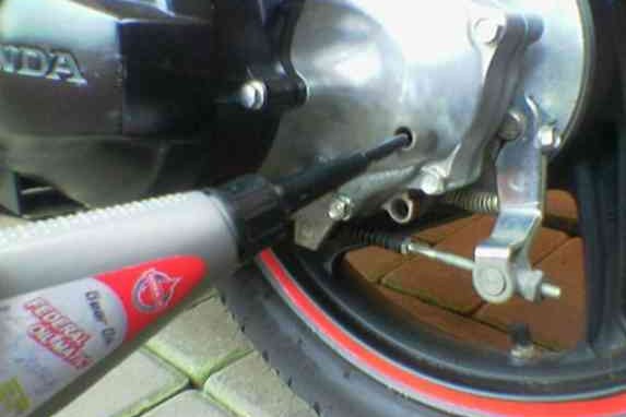 Setiap Berapa KM Oli Garda atau Gear Oil Motor Matic Harus Diganti