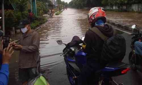 Cara Supaya Aman Saat Berkendara di Jalan yang Berlubang dan Bergelombang