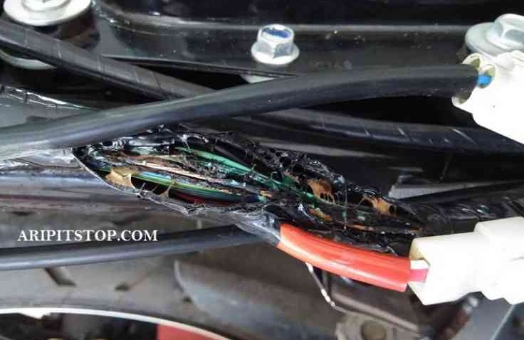 Cara Merawat Kabel Kelistrikan Motor di Musim Hujan