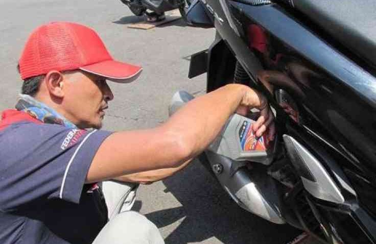 Jangan Tunggu Habis, Segera Ganti Oli Sebelum Waktunya Supaya Performa Motor Kamu Tetap Stabil
