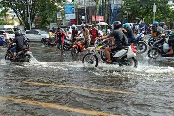 Jangan Biasakan Naik Motor Tanpa Pakai Sepatu Saat Musim Hujan, Awas Rawan Penyakit