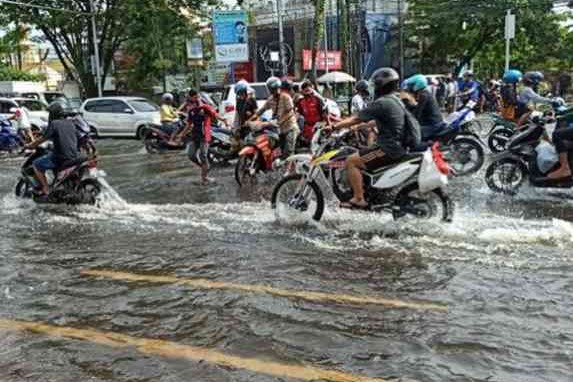 Cara Melakukan Pengereman di Jalan Basah, Depan dan Belakang Porsinya Beda