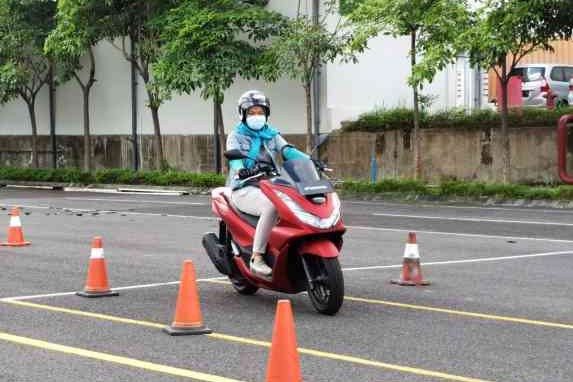 Tips dan Trik Berkendara Sepeda Motor Supaya Aman dan Nyaman untuk Wanita yang Memakai Hijab