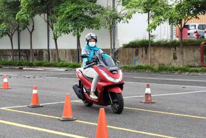 Tips dan Trik Berkendara Sepeda Motor Supaya Aman dan Nyaman untuk Wanita yang Memakai Hijab