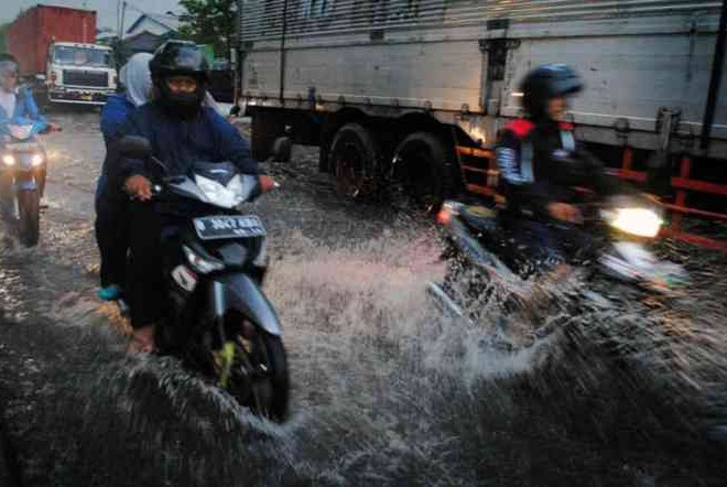 Sudah Mulai Memasuki Musim Hujan, Begini Cara Supaya Aman Saat Terjang Banjir Menggunakan Motor Matic