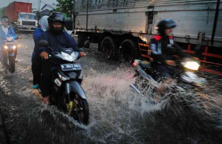 Sudah Mulai Memasuki Musim Hujan, Begini Cara Supaya Aman Saat Terjang Banjir Menggunakan Motor Matic