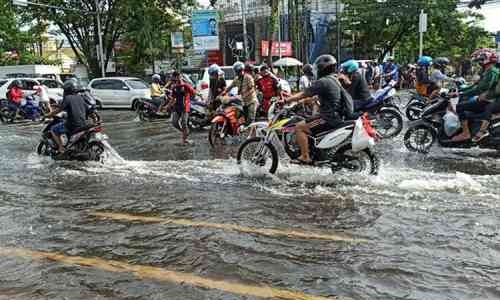 Mengendarai Motor Lewat Banjir? Siapa Takut!