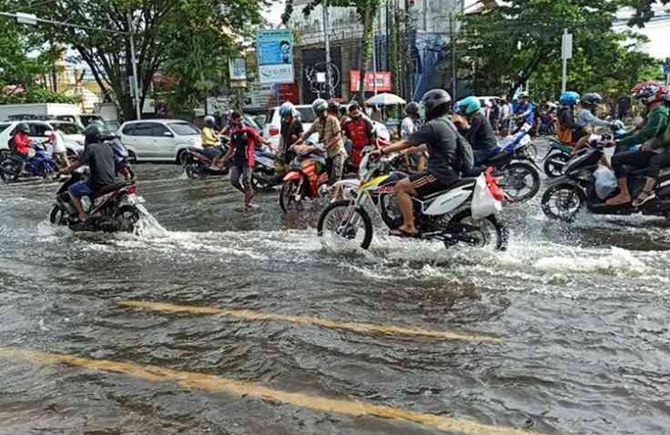 Mengendarai Motor Lewat Banjir? Siapa Takut!