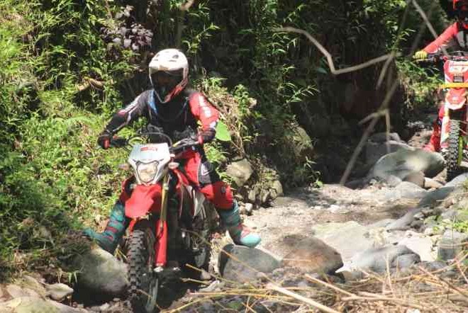 Komunitas Honda CRF Trabasan Sekaligus Beramal