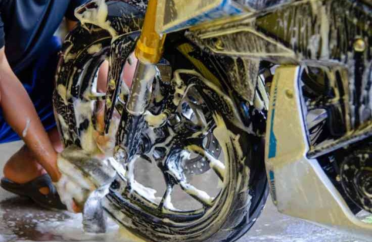 Efek Buruk Jika Mesin Motor Masih Panas Langsung dicuci