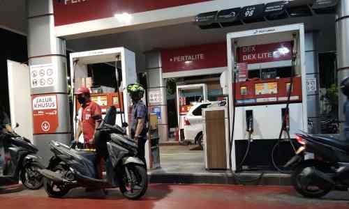 Alasan Mengapa Harus Turun Ketika Mengisi Bensin Motor Sport