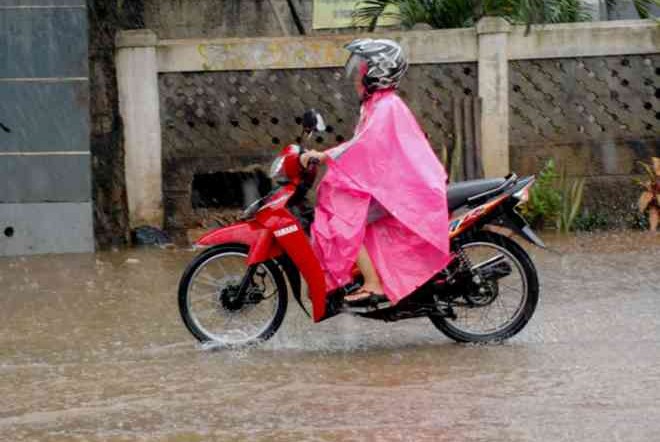 Desember Akan Berakhir,Namun Musim Hujan Belum Berakhir, Simak Cara Berkendara Aman Saat Hujan