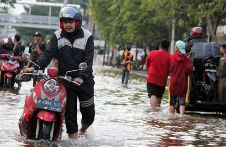 Motor Terendam Banjir, Jangan Lupa Ganti Oli Mesin