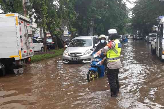 Musim Hujan Tiba, Simak Batas Aman Menerjang Banjir Pakai Motor Matic