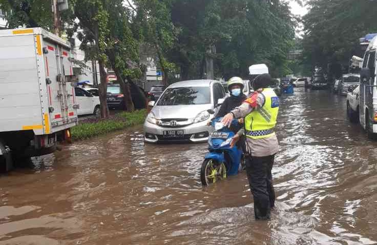 Musim Hujan Tiba, Simak Batas Aman Menerjang Banjir Pakai Motor Matic
