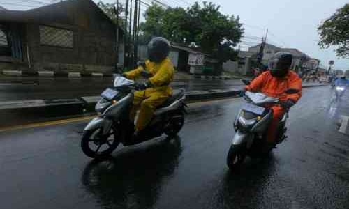 Tips Berkendara Motor Saat Musim Hujan