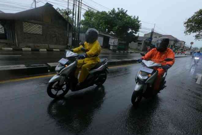 Tips Berkendara Motor Saat Musim Hujan