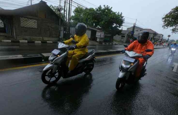 Tips Berkendara Motor Saat Musim Hujan